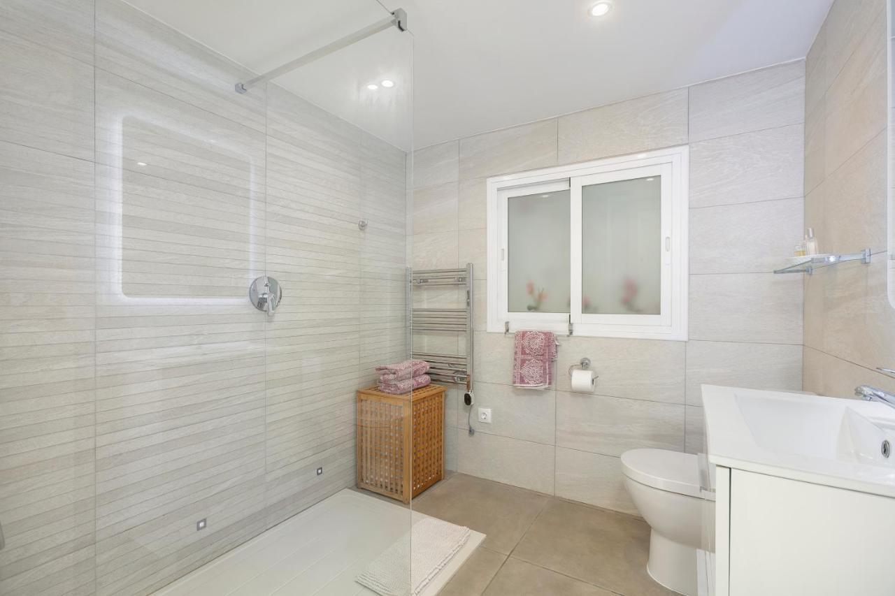 Spanish Style, Elegant 3 Bedroom - 5 Minutes From The Beach! Holiday home